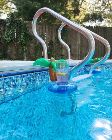Patterned Merlin vinyl liner at the pool steps